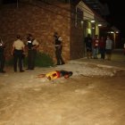 Una de las víctimas cayó por los balazos que recibió en su espalda y pierna.