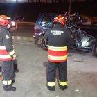 Los bomberos utilizaron maquinaria pesada para sacar los cadáveres del automotor.