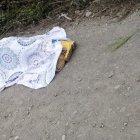 Un manta cubría el cuerpo de víctima hasta ser trasladada a la morgue.