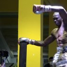 Abel Mina festeja tras derrotar al peruano Jesús Avilés. Es la victoria número 14 en la carrera profesional de Authentic.