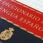 Según la FundéuRAE es "se da respuesta a las preguntas", no "se dan respuesta"