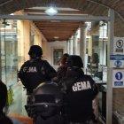 Momento en que la Policía allana inmuebles del Municipio de Quito.