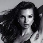 Emily Ratajkowski luciendo sus axilas sin depilar.