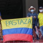 Hinchas de Ecuador en las gradas del Rodrigo Paz para el partidos ante Paraguay.