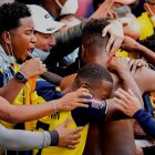 Michael Estrada (c) celebra un gol  en las eliminatorias sudamericanas para el Mundial de Catar 2022 entre Ecuador y Paraguay.