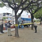 La víctima quedó recostada sobre el asiento del pequeño camión.