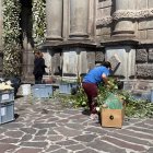 Esta mañana había personas arreglando el pórtico de la iglesia.