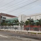 La víctima fue trasladada al hospital del Guasmo, pero falleció, pues la herida que sufrió en el cráneo fue letal.