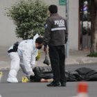 El cuerpo de la víctima quedó en media calle. Fue cubierto con una bolsa negra.