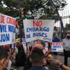 Los transportistas han colocado sus unidades en los exteriores del edificio de la Gobernación del Guayas.