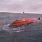 La embarcación virada tras el impacto del cetáceo.