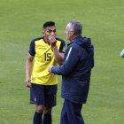 El seleccionador Gustavo Alfaro (d) fue apuntado por los hinchas tras el empate en casa ante Chile.