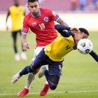 Byron Castillo de Ecuador mientras disputa un balón con Sebastián Vegas de Chile.