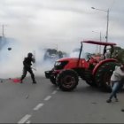 Campesinos sacaron 'soplados' a los policías con palo y piedra. Los uniformados les respondieron con gases lacrimógenos.
