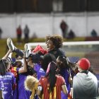 Villón es ‘la mamá’ de las entrenadoras, sus jugadoras la lanzaron por el aire.