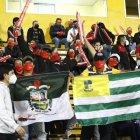 La barra 
del sector del Cheperio de San Juan de Los Ríos apoyando a Samantha Avilés, tricampeona como jugadora de la Superliga.