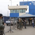 Quiénes habitan frente al recinto penitenciario, en la vía a Daule, y del otro lado del río, en la urbanización La Rioja, fueron despertados por los estruendos.