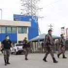 Sobre el techo de uno de los pabellones se habría formado un orificio tras el estallido. No se reportan heridos ni daños mayores.