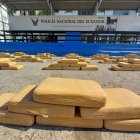 La Policía mostro los paquetes tipo ladrillo con el alcaloide.