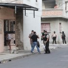 El crimen ocurrió en el Guasmo central. La víctima resultó con dos impactos de bala.