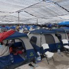 Vista general de las carpas para migrantes al interior de un albergue, el 21 de septiembre de 2021, en la ciudad de Reynosa, estado de Tamaulipas (México). Centenares de migrantes saturan estos días dos albergues y un campamento improvisado en Reynosa, en la frontera norte de México, en una situación recrudecida por el arribo de miles de haitianos y el restablecimiento del programa "Permanecer en México", que dificulta el cruce a Estados Unidos. EFE/ Martín Juárez Torres