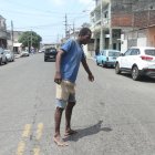 Rubén Moreno muestra el sitio en el quedó tirado el perjudicado.