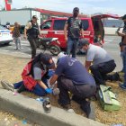 Personal paraméddico da los rimeros auxlios a la víctima del atentado