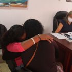 La madre de los niños  afectados llegó a Guayaquil para estar pendiente de la salud de sus hijos. Recibe el consuelo de su exsuegra.