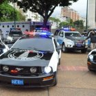 Los atractivos autos policiales generan cuestionamientos en Caracas.
