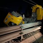 La volqueta terminó encunetada a un lado de la vía. El conductor está grave.