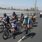 Al llegar a Guayaquil, Víctor Montaño fue ayudado por sus  compañeros porque estaba cansado.