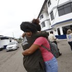 La madre de los niños afectados recibe un abrazo de consuelo por parte de la agente de la Unipen que ayudó en la captura de la madrastra y el padre.