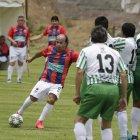 Compañeros de José Luis Ordóñez, como Fabián Cubero (i), saltaron a la cancha en la que compartieron entrenamientos.