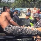 Un policía herido es retirado en camillas durante la balacera que se registra en la Peni.