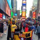 Se dio a conocer en la cadena ESPN cuando los periodistas le preguntaban si estaba cuidando la ciudad de Nueva York. Es el Batman de Times Square, uno de los sectores más famosos de la gran manzana, el sitio ideal para las fotos. Es Batman que dijo que si el ídolo pasaba a Flamengo era campeón de la Libertadores, aquel vídeo se hizo viral.
El Batman, es ecuatoriano, nacido al sur de Guayaquil y EXTRA lo localizó e hizo una entrevista donde da detalles de su vida, su amor por Barcelona, su fe en que el cuadro canario, haga la remontada el 29 de septiembre del 2021 en el estadio Monumental de Guayaquil y pase a jugar la gran final.
En realidad Batman se llama Antonio Vélez y estará en una amplia nota en la edición impresa de EXTRA y www.extra.ec del 29 de septiembre. El hombre murcielago, envió buenas vibras a los jugadores e hinchas: "Desde Ciuda Gótica, les puedo decir que la fe está intacta, vamos por la remontada ante Flamengo, desde acá éxitos a mi Barcelona".
El Batman barcelonista ha llegado para quedarse y desde Times Square, alienta a su equipo canario.