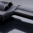 Un arma de fuego, vestimentas y otras evidencias fueron halladas por la policía.