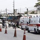 Varias ambulancias llegaron al complejo carcelario para trasladar muertos y heridos.