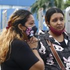 Familiares de los privados de libertad permanecen en las afueras del penal y de la morgue a la espera de información.