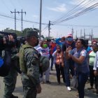 Familiares de los reos protestaron afuera del centro la tarde del 29 de septiembre. Exigían información.