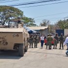 Tanquetas fuera del recinto carcelario de Guayaquil, que fue escenario de una nueva masacre el martes 28 de septiembre.