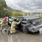 Bomberos intervinieron en la escena del accidente para mitigar los daños.