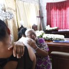 Adela Bastidas, llora desconsolada el asesinato de sus tres nietos.