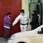 El cuerpo de la víctima fue embarcado en una buseta para llevarlo a Medicina Legal.