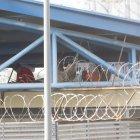 En uno de los pabellones había presos acomodados debajo de un techo, la mañana del domingo.