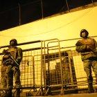 Los militares se hicieron cargo de custodiar la entrada principal al centro de detención de El Inca.