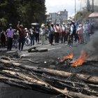 Decenas de personas se congregaron en dos puntos de la vía Intervalles, oriente de Quito.