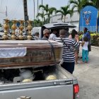 Los familiares de los reos asesinados siguen llegando en busca de los cuerpos de sus seres queridos.