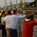 Familiares de presos esperan información a las afueras de la penitenciaría en Guayaquil