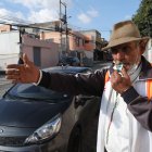 Un silbato de plástico que le regalaron los vecinos lo acompaña en su oficio. Permanece en la calle desde las 06:00 hasta las 20:00.