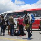 Migrantes haitianos esperan en la frontera para cruzar a Colombia, el 16 de septiembre de 2021, en Tulcán (Ecuador).